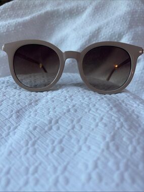 A Classy Chic Boutique Beige Round Sunglasses with Dark Lenses